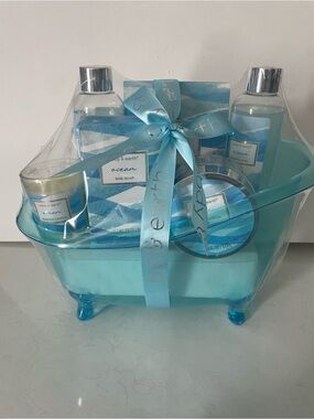 Body & Earth Ocean Bath Gift Set in Light Blue